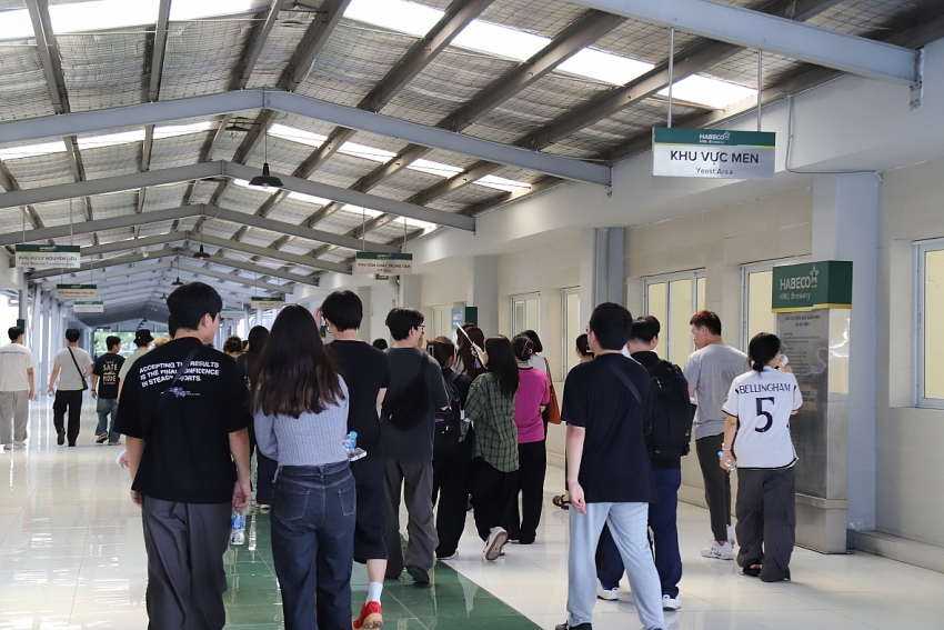 Sinh viên Hàn Quốc hào hứng khám phá môi trường làm việc tại Nhà máy Bia Hà Nội - Mê Linh