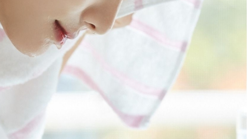 Rửa mặt bằng khăn có hại da không?