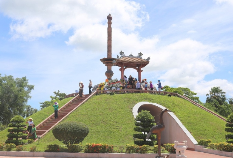 Chiếu phim "Mưa đỏ" tri ân liệt sĩ tại Thành cổ Quảng Trị Chiếu phim "Mưa đỏ" tri ân liệt sĩ tại Thành cổ Quảng Trị