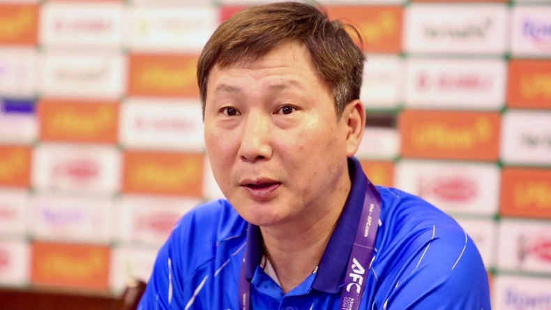 HLV Kim Sang Sang Sik chia sẻ điều đặc biệt về khán đài sân vận động Việt Trì