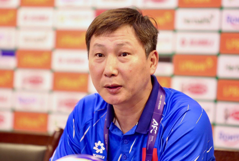 HLV Kim Sang Sang Sik chia sẻ điều đặc biệt về khán đài sân vận động Việt Trì