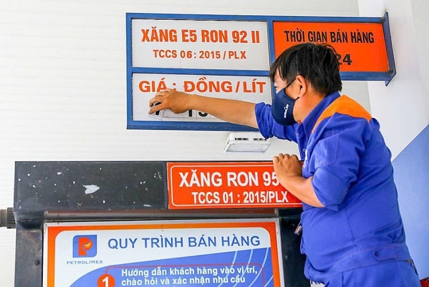 Giá xăng dầu đồng loạt tăng lần thứ ba, cao nhất hơn 100 đồng/lít Giá xăng dầu đồng loạt tăng lần thứ ba, cao nhất hơn 100 đồng/lít
