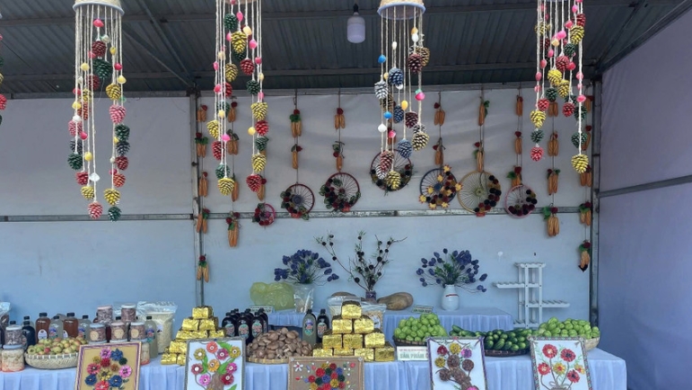 Biến quả thông thành sản phẩm thủ công để gìn giữ văn hoá