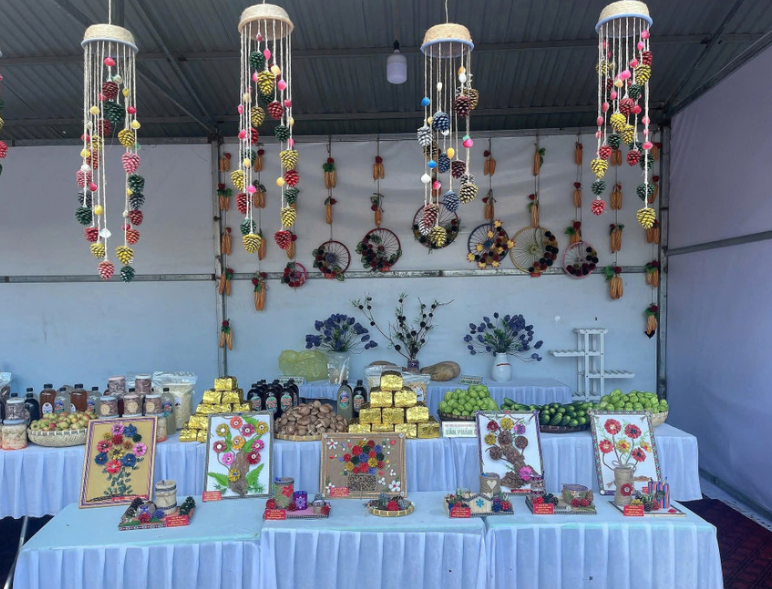 Biến quả thông thành sản phẩm thủ công để gìn giữ văn hoá Biến quả thông thành sản phẩm thủ công để gìn giữ văn hoá