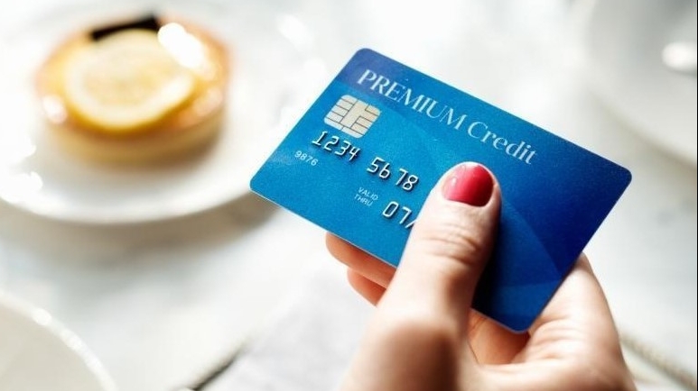 Nhiều ngân hàng thu phí tài khoản không đủ số dư