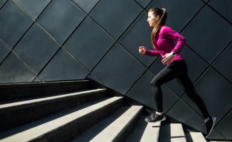 Tại sao leo cầu thang đốt mỡ gấp 3 lần so với đi bộ?