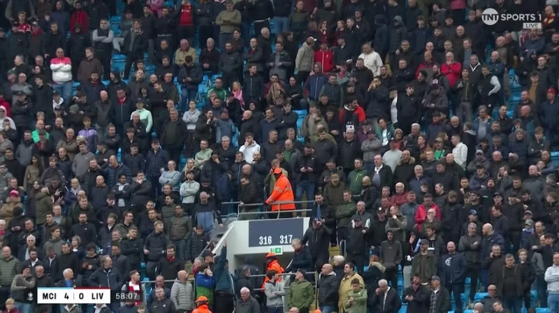 Haaland lập hat-trick, cổ động viên Liverpool lũ lượt bỏ về Haaland lập hat-trick, cổ động viên Liverpool lũ lượt bỏ về