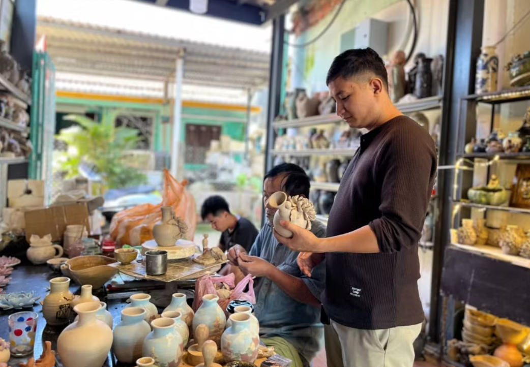 Sắc men trẻ trên nền gốm trăm năm Thanh Hà