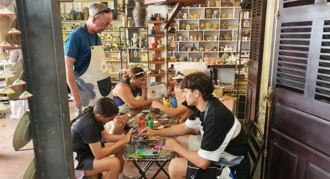 Sắc men trẻ trên nền gốm trăm năm Thanh Hà