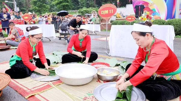 Rộn ràng thi gói bánh chưng, giã bánh giầy tại Đền Hùng