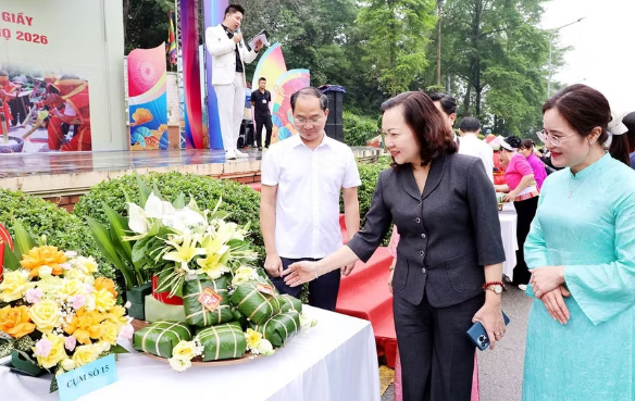 Rộn ràng thi gói bánh chưng, giã bánh giầy tại Đền Hùng