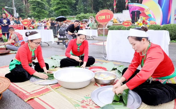 Rộn ràng thi gói bánh chưng, giã bánh giầy tại Đền Hùng