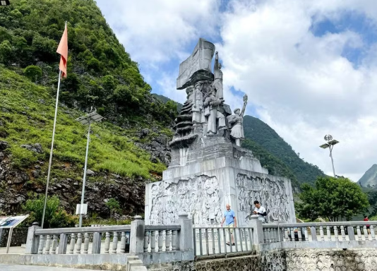 Công nhận cụm tượng đài Thanh niên xung phong mở đường Hạnh Phúc thành điểm du lịch