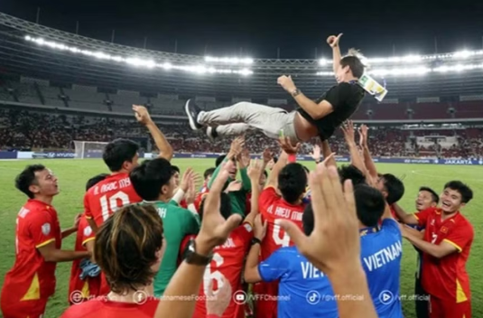 HLV Kim Sang-sik "phá lệ" trong đêm đăng quang cùng tuyển Việt Nam
