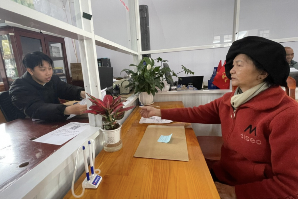 Người dân đến Trung tâm Phục vụ hành chính công xã D’ran giải quyết thủ tục đất đai
