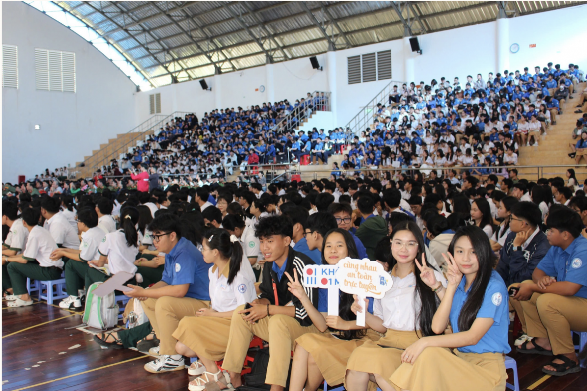 Học sinh được tuyên truyền về xây dựng môi trường mạng an toàn, lành mạnh