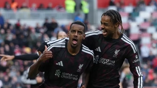 Liverpool ngược dòng thắng Brentford