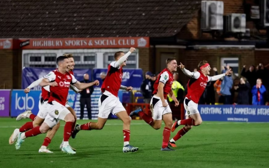 Arsenal thua sốc đội bóng hạng Tư Arsenal thua sốc đội bóng hạng Tư