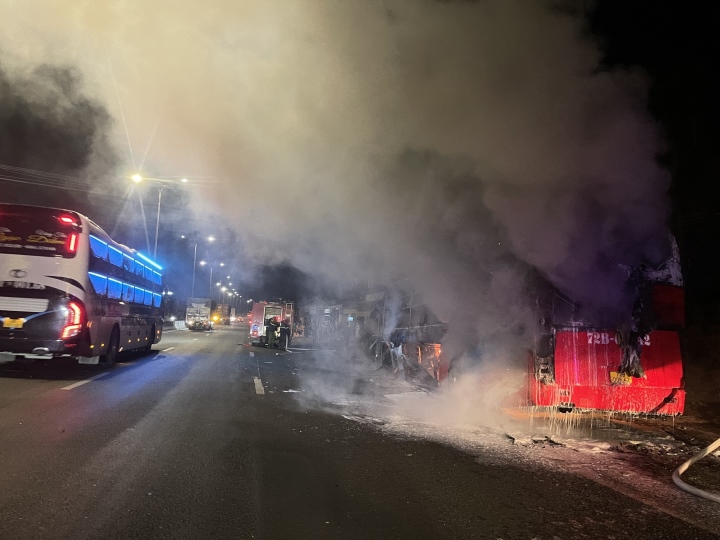 Xe khách chở 23 người cháy rụi ở Đồng Nai - 3