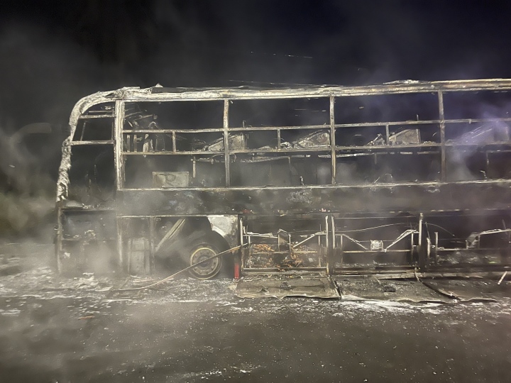 Xe khách chở 23 người cháy rụi ở Đồng Nai - 5