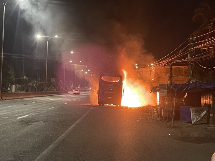 Xe khách chở 23 người cháy rụi ở Đồng Nai - 1