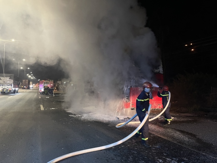 Xe khách chở 23 người cháy rụi ở Đồng Nai - 2