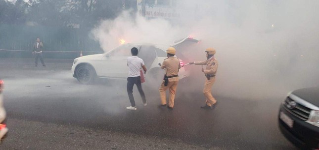 Hà Nội: Ô tô đang đi bốc cháy Hà Nội: Ô tô đang đi bốc cháy ảnh 1