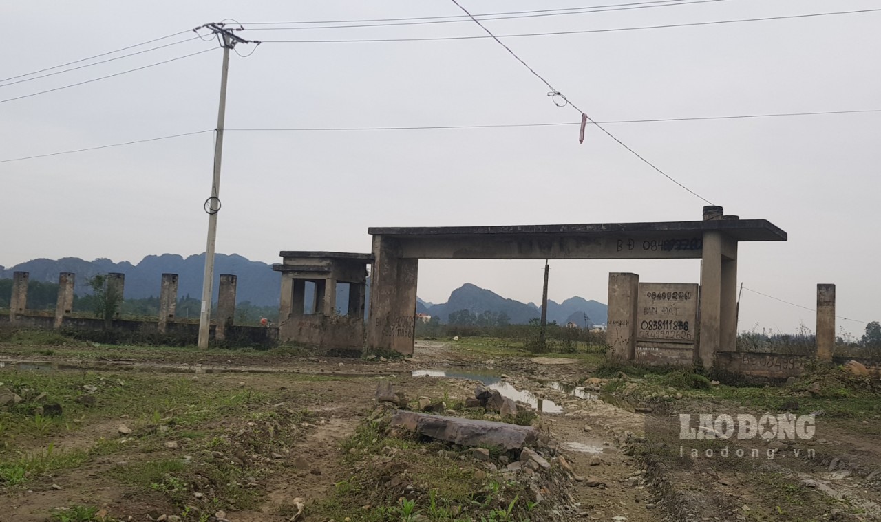 Khu vực cổng và tường rào của dự án Trường Đại học Hoa Lư đã thi công xong phần thô nhưng bỏ hoang nhiều năm gây lãng phí. Ảnh: Nguyễn Trường