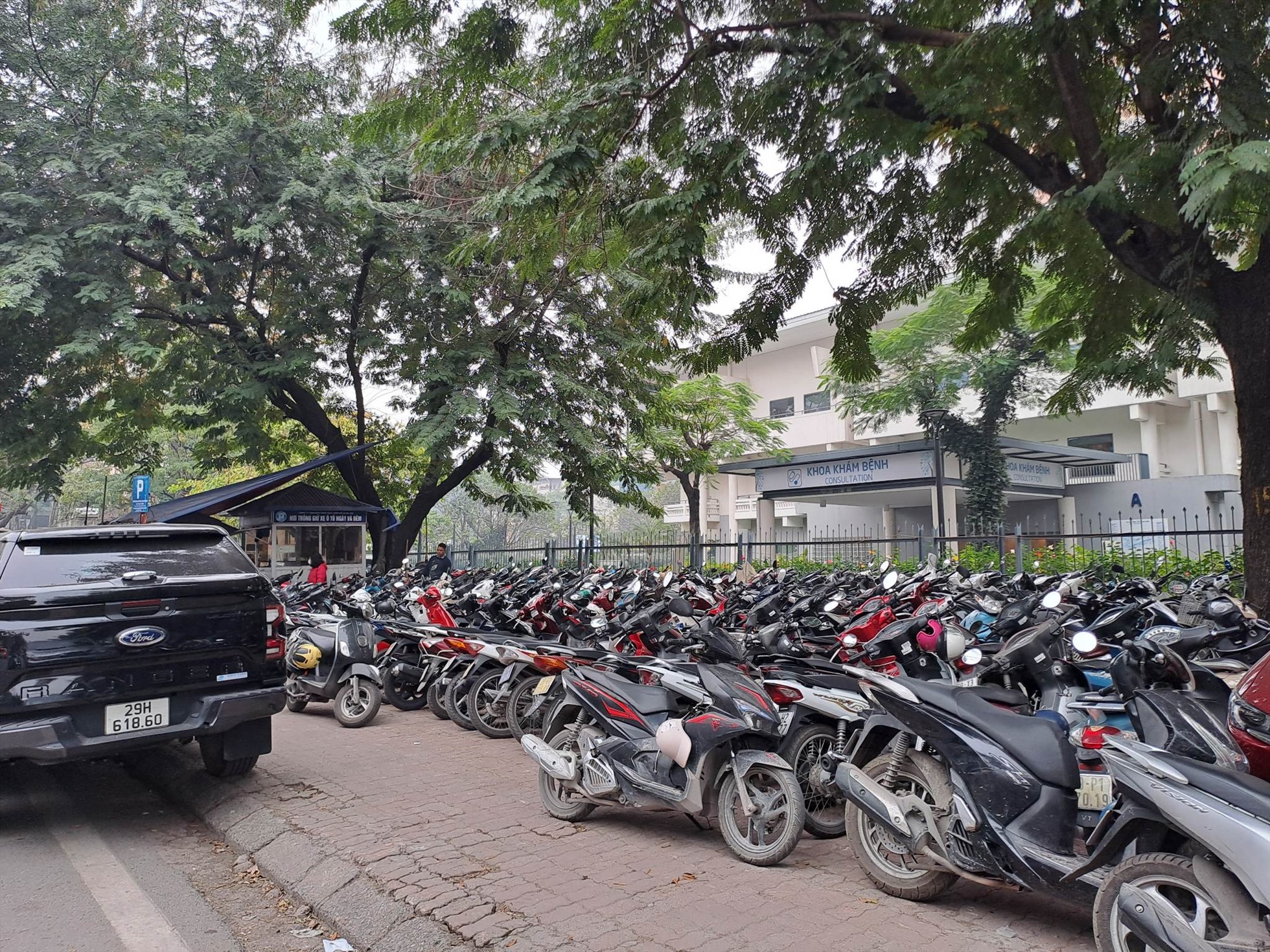 Giảm áp lực trông giữ xe tại các bệnh viện: Bài toán khó