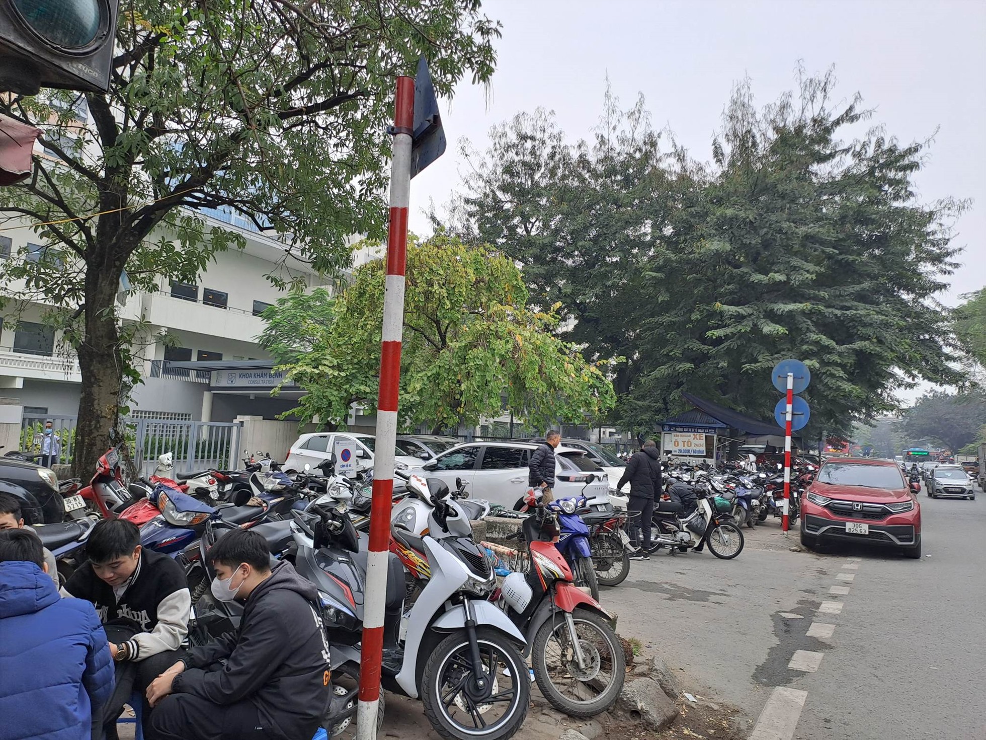 Bãi xe và hàng nước lấn chiếm hết vỉa hè phố Phương Mai khu vực trước cửa Bệnh viện Việt Pháp. Ảnh: Đặng Tiến