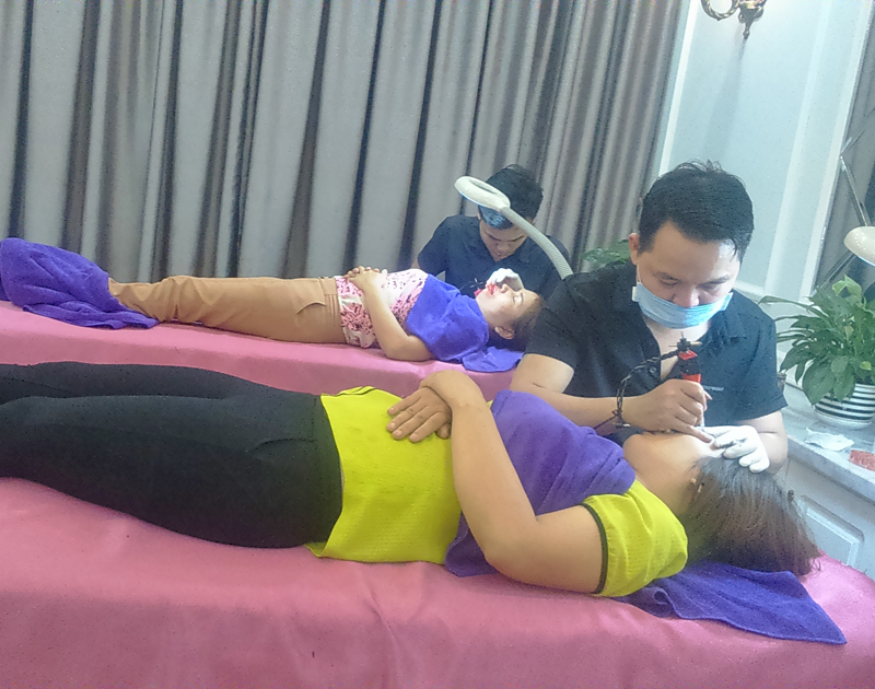 Chưa thực hiện các quy định về quản lý cơ sở thẩm mỹ nhưng Thẩm mỹ viện Menina,số 783, đường Lê Thánh Tông (Hạ Long) vẫn thực hiện các dịch vụ xâm lấn vào cơ thể người.