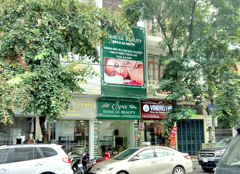 Không gửi văn bản thông báo với Sở Y tế, nhưng cơ sở Spa Reine De Beauty, số 62, Cảng Mới, phường Bạch Đằng, TP Hạ Long vẫn treo biển quảng cáo hoạt động phun, thêu thẩm mỹ.