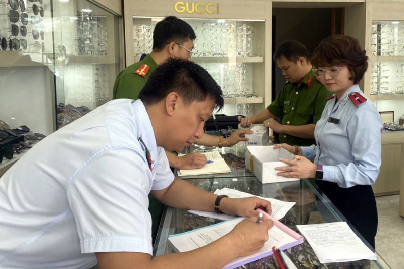 Đoàn kiểm tra liên ngành của tỉnh kiểm tra các cơ sở hành nghề y, dược tư nhân, các dịch vụ làm đẹp, thẩm mỹ, spa, phun xăm thẩm mỹ, kinh doanh mỹ phẩm và mắt kính trên địa bàn TP Bảo Lộc