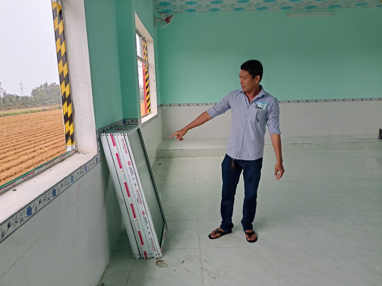 Anh Minh chỉ số cửa nh&amp;amp;ocirc;m a chưa lắp đặt v&amp;amp;igrave; chưa nhận được tiền từ nh&amp;amp;agrave; thầu.