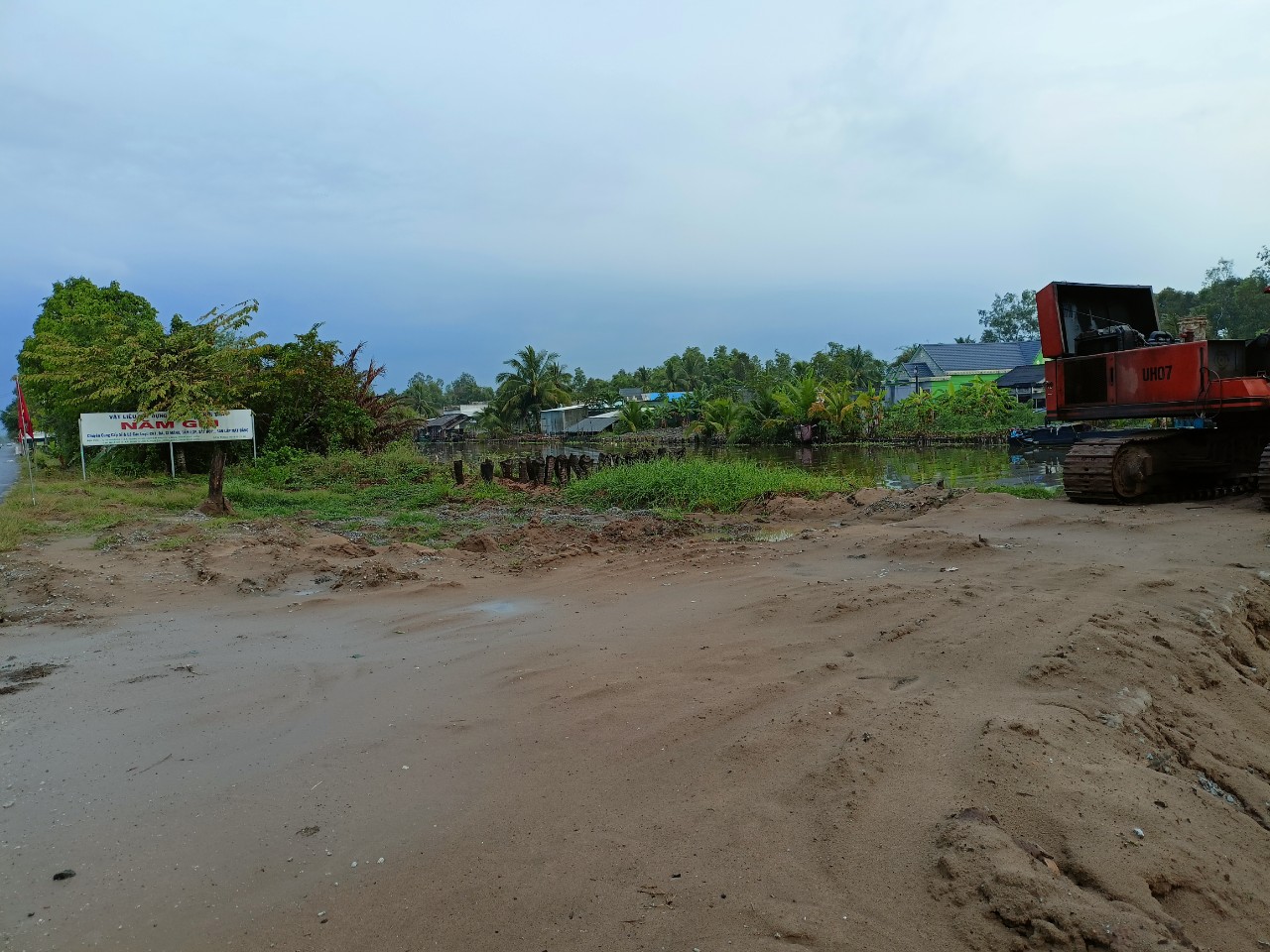Bị nợ số tiền lớn n&amp;amp;ecirc;n b&amp;amp;atilde;i vật liệu của &amp;amp;ocirc;ng Ghi giờ chỉ c&amp;amp;ograve;n l&amp;amp;agrave; b&amp;amp;atilde;i đất trống