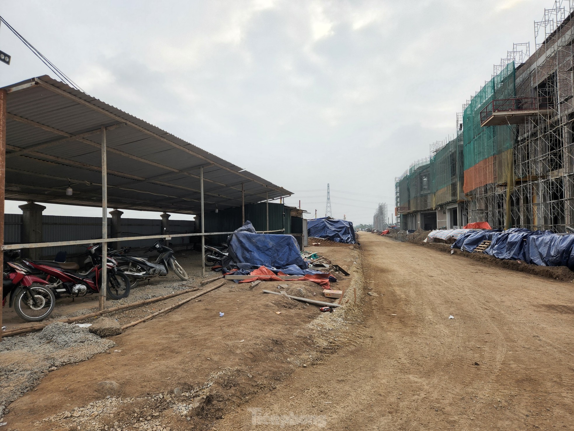 Cận cảnh dự &aacute;n nh&agrave; m&aacute;y &ocirc; t&ocirc; x&acirc;y &ldquo;chui&rdquo; ở Hưng Y&ecirc;n ảnh 5