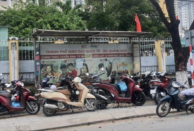 Lộn xộn bãi giữ xe tự phát trước cổng Bệnh viện Đà Nẵng Chú thích ảnh