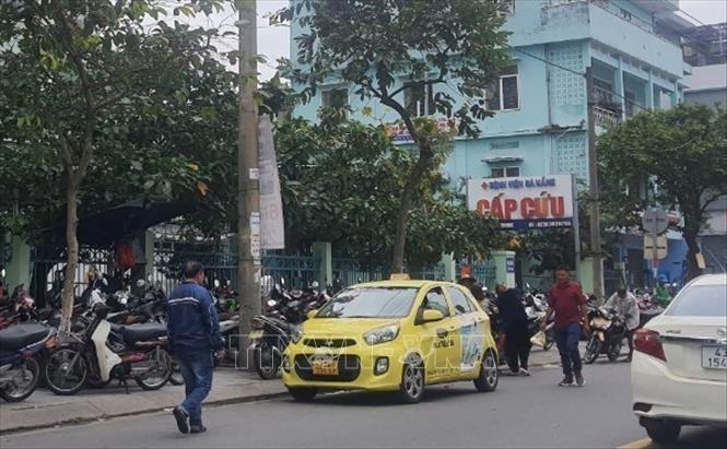 Lộn xộn bãi giữ xe tự phát trước cổng Bệnh viện Đà Nẵng Chú thích ảnh