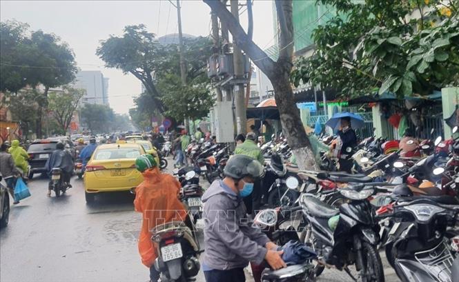 Lộn xộn bãi giữ xe tự phát trước cổng Bệnh viện Đà Nẵng Chú thích ảnh