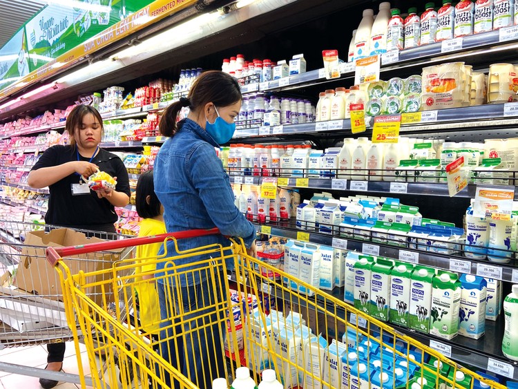 Lạm phát đan xen giữa những mối lo Lương cơ sở bắt đầu tăng từ 1/7/2023, nhưng giá cả các mặt hàng thiết yếu đã có dấu hiệu tăng. Ảnh: Lê Tiên