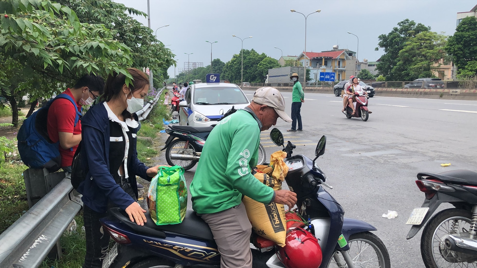 Lao động chân tay cũng cần được tôn trọng như bất kỳ nghề nào khác. Ảnh minh hoạ: Bảo Hân