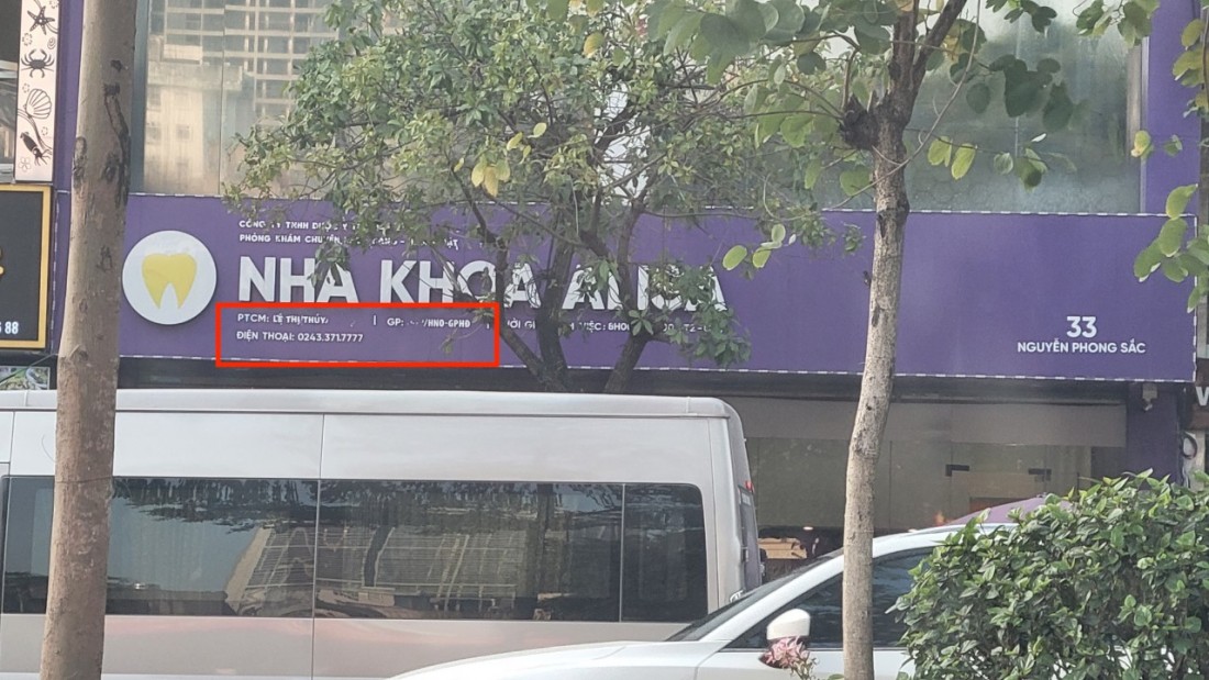 Tại thời điểm ph&amp;oacute;ng vi&amp;ecirc;n ghi nhận, tr&amp;ecirc;n biển bảng của Nha khoa Alisa th&amp;ocirc;ng tin số giấy ph&amp;eacute;p kh&amp;ocirc;ng đề r&amp;otilde; r&amp;agrave;ng. B&amp;aacute;c sĩ được cấp ph&amp;eacute;p chuy&amp;ecirc;n m&amp;ocirc;n l&amp;agrave; L&amp;ecirc; Thị Thu&amp;yacute; nhưng người trực tiếp thăm kh&amp;aacute;m lại l&amp;agrave; b&amp;aacute;c sĩ L&amp;ecirc; Nho Chuy&amp;ecirc;n.