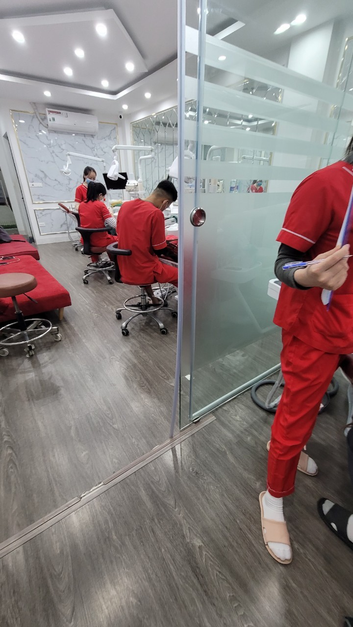 Được biết, nha khoa Shining Smile được cấp ph&amp;eacute;p hoạt động số GPHĐ 752/HNO, phụ tr&amp;aacute;ch chuy&amp;ecirc;n m&amp;ocirc;n l&amp;agrave; L&amp;ecirc; Th&amp;agrave;nh Trung. Nh&amp;acirc;n sự ph&amp;ograve;ng kh&amp;aacute;m l&amp;agrave; 03 người, trong đ&amp;oacute; 1 b&amp;aacute;c sĩ v&amp;agrave; 2 gi&amp;uacute;p việc cho b&amp;aacute;c sĩ nhưng thực tế c&amp;aacute;c ghế dịch vụ tại đ&amp;acirc;y lu&amp;ocirc;n . Đ&amp;aacute;ng ch&amp;uacute; &amp;yacute;, trong phạm vi chuy&amp;ecirc;n m&amp;ocirc;n hoạt động kh&amp;aacute;m chữa bệnh Nha khoa Shining Smile chưa được cấp ph&amp;eacute;p chụp X-quang v&amp;agrave; cấy răng implant.