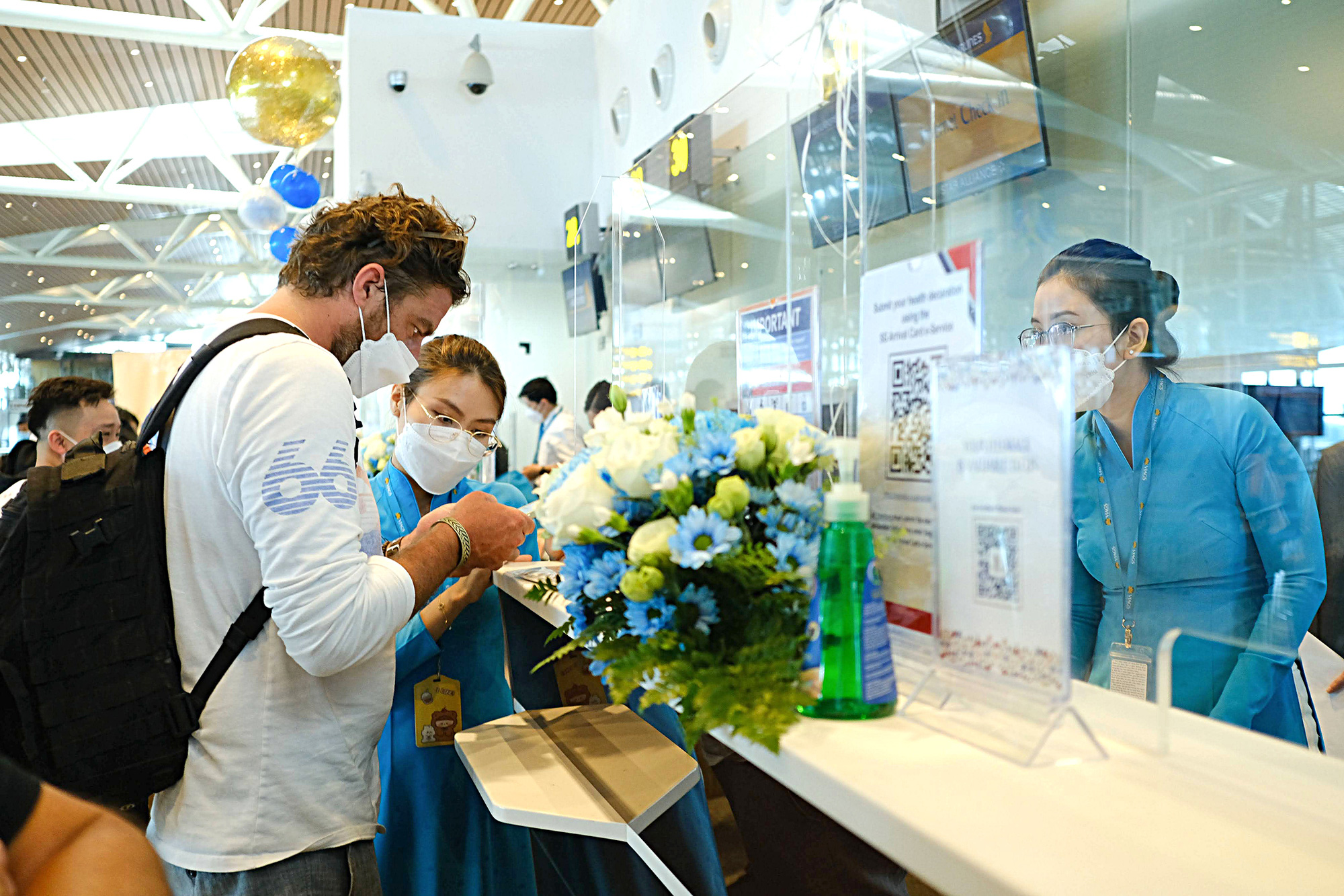 Du khách nước ngoài làm thủ tục check-in tại sân bay quốc tế Đà Nẵng - Ảnh: TẤN LỰC