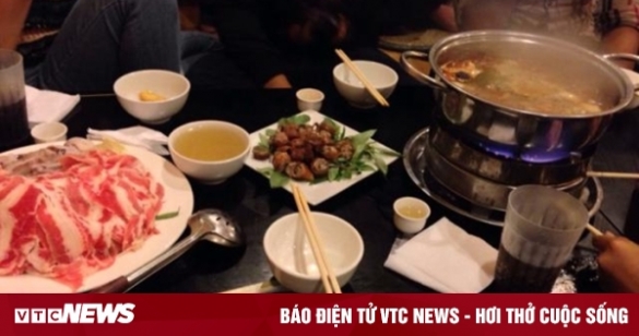 Đòi xem điện thoại không được, cô gái tạt cả nồi lẩu vào mặt bạn trai