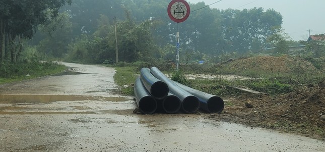 Dự án nước sạch hơn 200 tỷ thi công ì ạch, hàng ngàn hộ dân mỏi mòn chờ đợi Dự án nước sạch hơn 200 tỷ thi công ì ạch, hàng ngàn hộ dân mỏi mòn chờ đợi ảnh 2