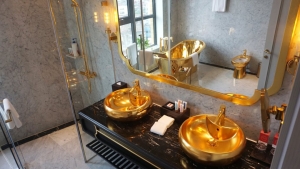 Chào bán khách sạn dát vàng 250 triệu USD bị “chê đắt", đại gia Đường bia nói "khách sạn số 1 thế giới, bình thường phải có giá 1 tỷ USD"