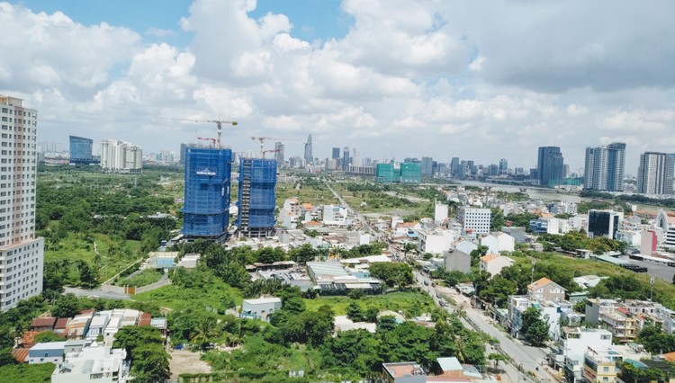 HoREA: Tăng thuế sử dụng đất phi nông nghiệp và thuế thu nhập cá nhân lúc này là không hợp lý Việc thí điểm tăng thuế lúc này được cho là không hợp tình hợp lý. Ảnh: Bảo Tín