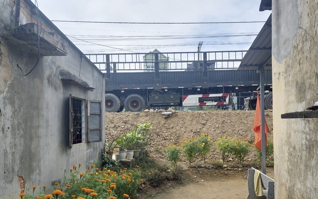 Nền đường cao hơn nh&agrave; d&acirc;n đến 4m, B&igrave;nh Định tiếp tục kiến nghị ảnh 1