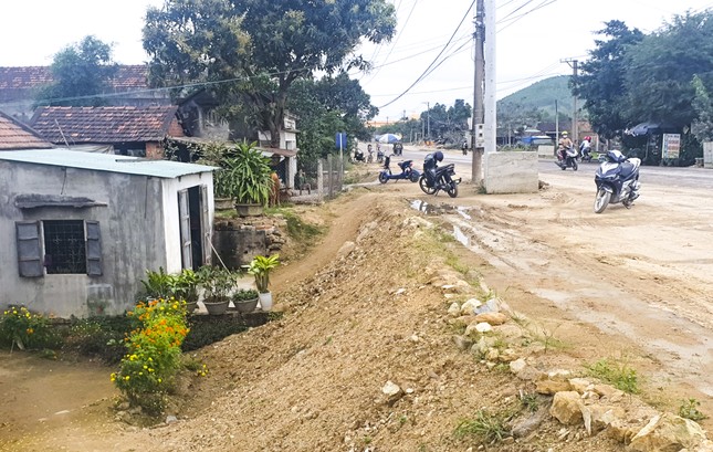 Nền đường cao hơn nh&agrave; d&acirc;n đến 4m, B&igrave;nh Định tiếp tục kiến nghị ảnh 2